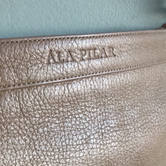 Ala Pilar clutch or shoulder bag Tan pebbled leather. Zip close. Fabric lining - Picture 5 of 11